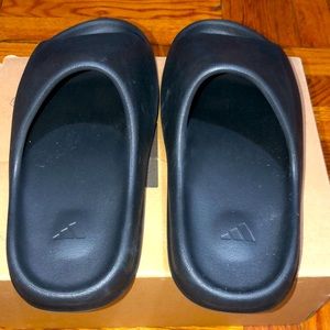 Yeezy slides fits 8 in men but a size 9 in men